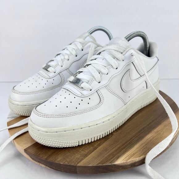 Nike Air Force 1 Low Triple White Shoes 314192-117 Youth Boys 5.5 Women's 7 - Picture 3 of 9